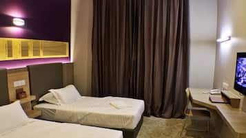 Deluxe-Zweibettzimmer | Schreibtisch, BĂŒgeleisen/BĂŒgelbrett, kostenloses WLAN