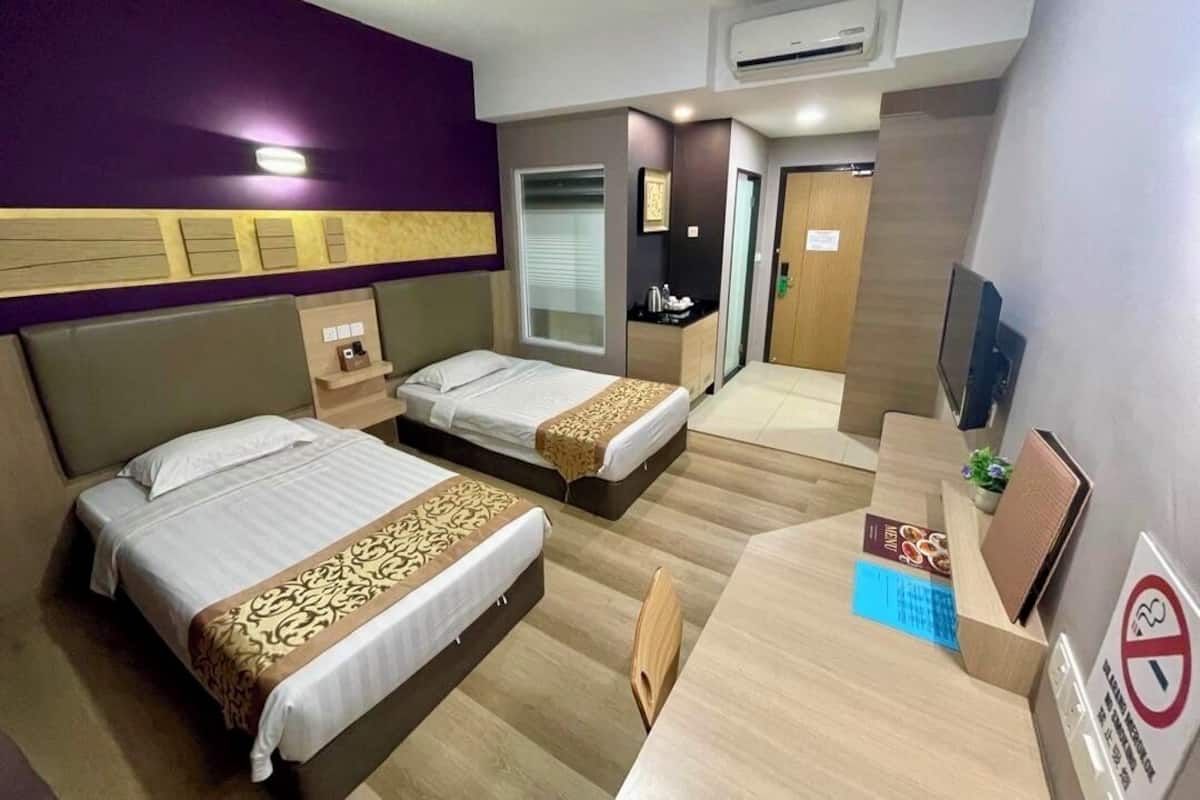 Habitación Deluxe con 2 camas individuales | Escritorio, tabla de planchar con plancha, wifi gratis