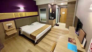 Habitación Deluxe, 1 cama de matrimonio grande | Escritorio, tabla de planchar con plancha, wifi gratis