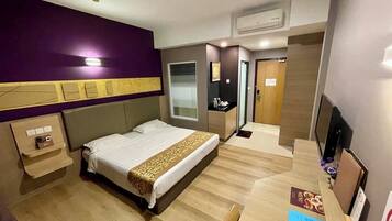 Quarto luxo, 1 cama King | Escrivaninha, ferros/tábuas de passar roupa, Wi-Fi de cortesia