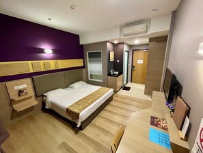Habitació Deluxe, 1 llit de matrimoni gran | Escriptori, planxa i posts de planxar i wifi gratuïta 