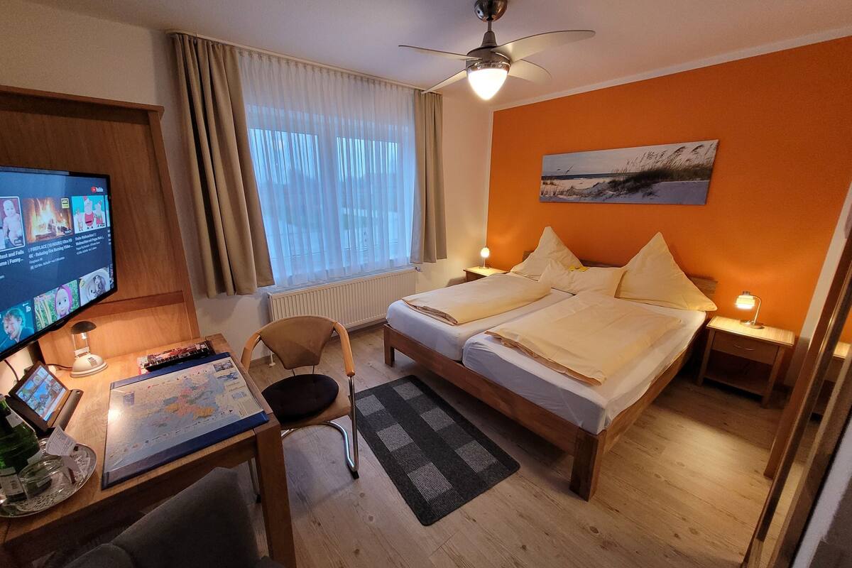 desk, rollaway beds, free wifi