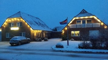 Fassade der Unterkunft – Abend/Nacht