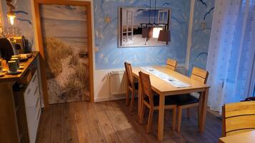 Tägliches Frühstücksbuffet (7 EUR pro Person)