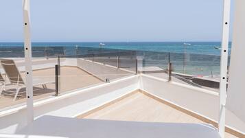 Premium appartement, terras, uitzicht op zee | 1 slaapkamer, een kluis op de kamer, een bureau, gratis wifi