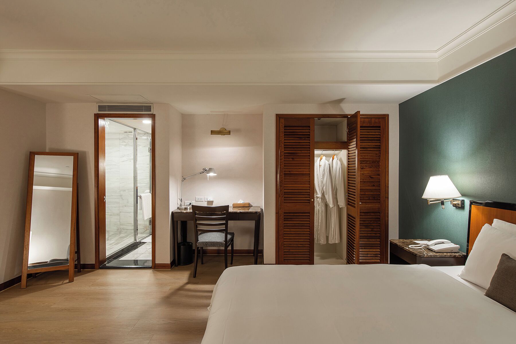 classic suite | 1 bedroom, down duvets, in-room safe, desk