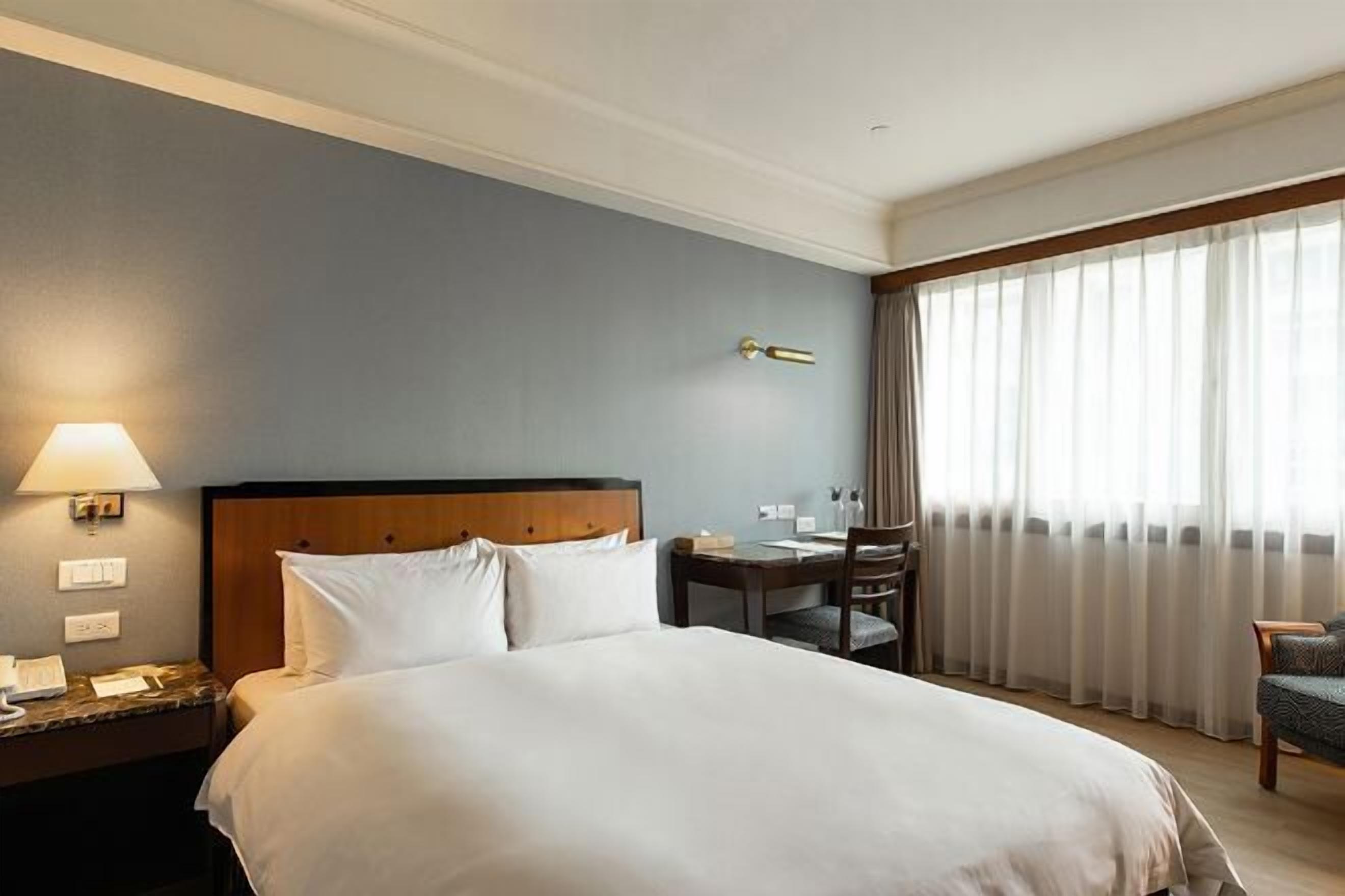 ผ้านวมขนเป็ด, ตู้นิรภัยในห้องพัก, โต๊ะทำงาน, ผ้าม่านกันแสง