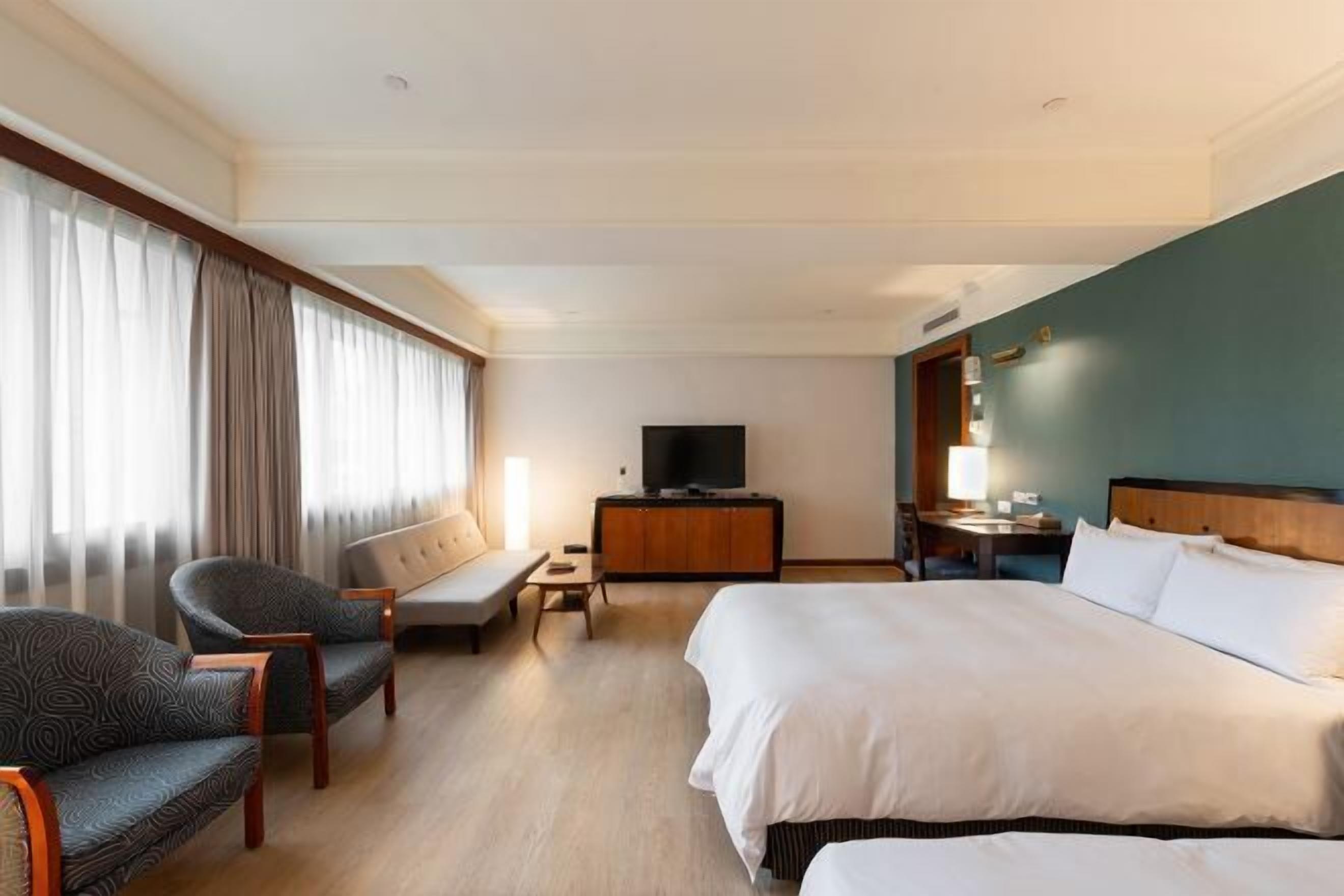 ผ้านวมขนเป็ด, ตู้นิรภัยในห้องพัก, โต๊ะทำงาน, ผ้าม่านกันแสง