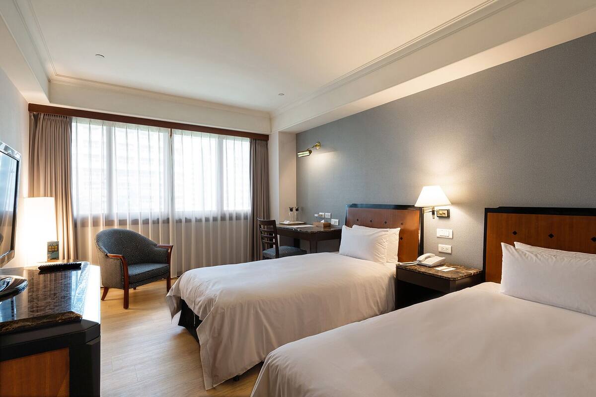 精品双床房 | 羽绒被、客房内保险箱、办公桌、遮光窗帘