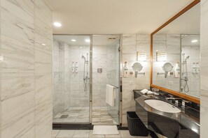 Suite clásica | Baño | Secadora de cabello, toallas, shampoo, papel de baño 
