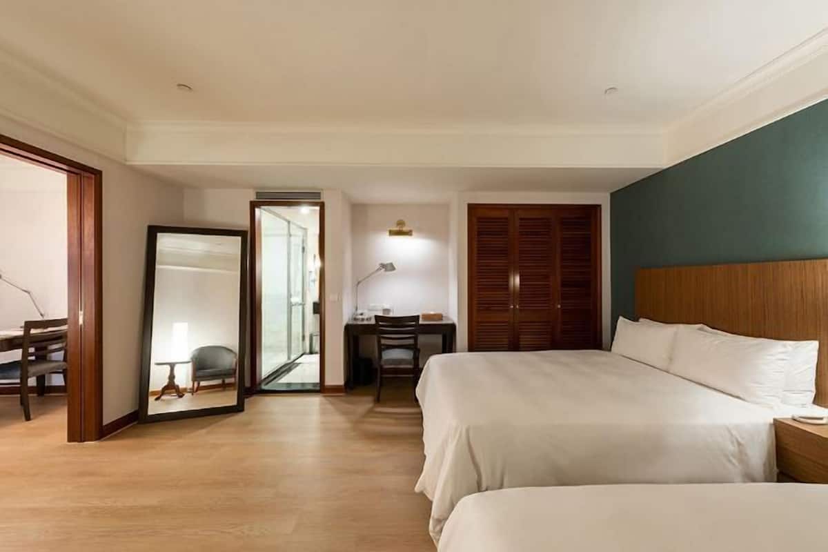 Donsdekens, een kluis op de kamer, een bureau, verduisterende gordijnen