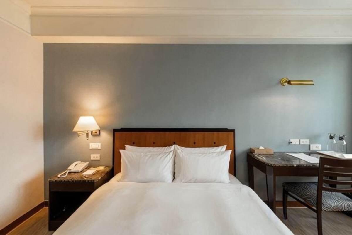 Down comforters, in-room safe, desk, blackout drapes