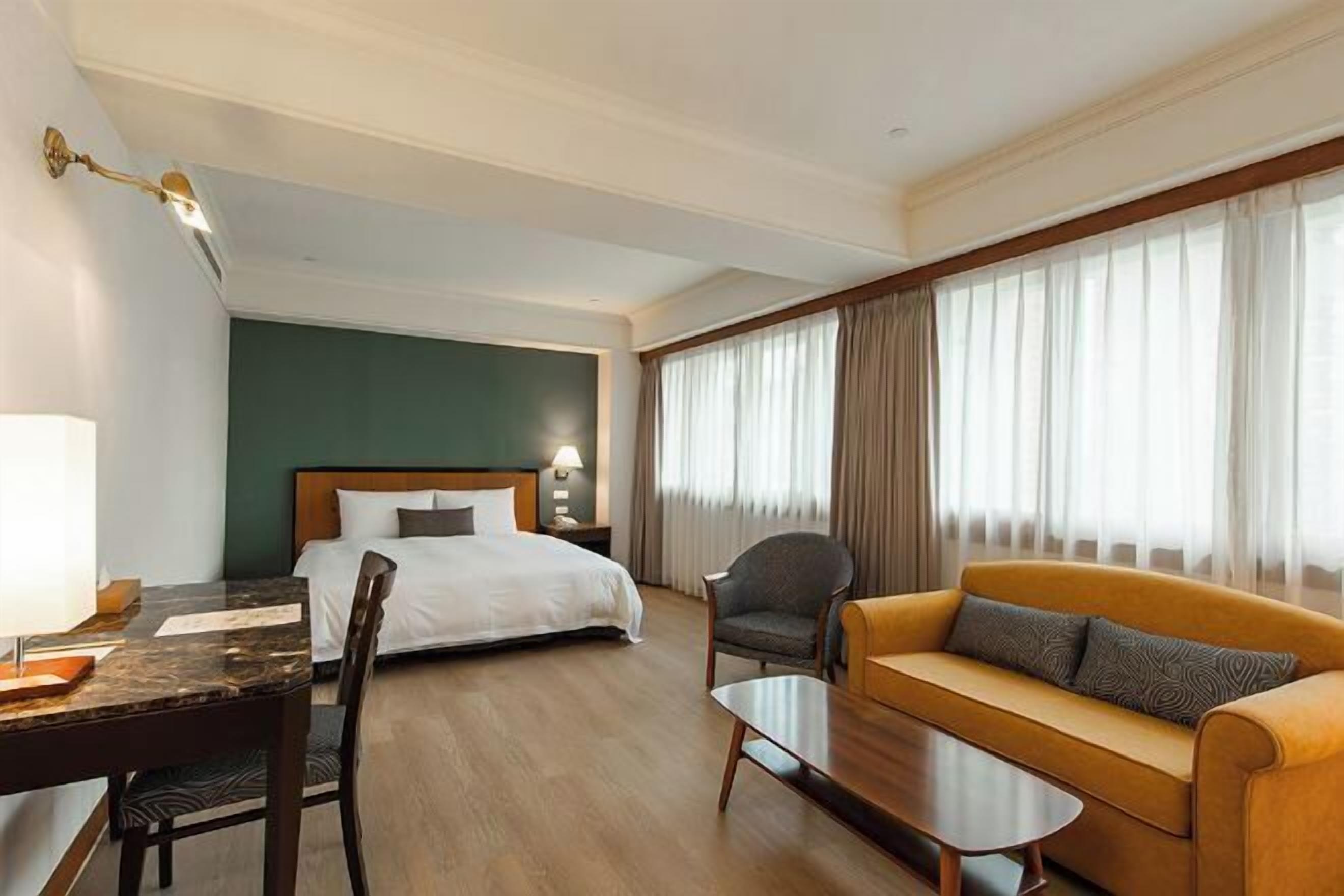 ผ้านวมขนเป็ด, ตู้นิรภัยในห้องพัก, โต๊ะทำงาน, ผ้าม่านกันแสง