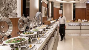 Una mesa de buffet con diferentes alimentos y utensilios.