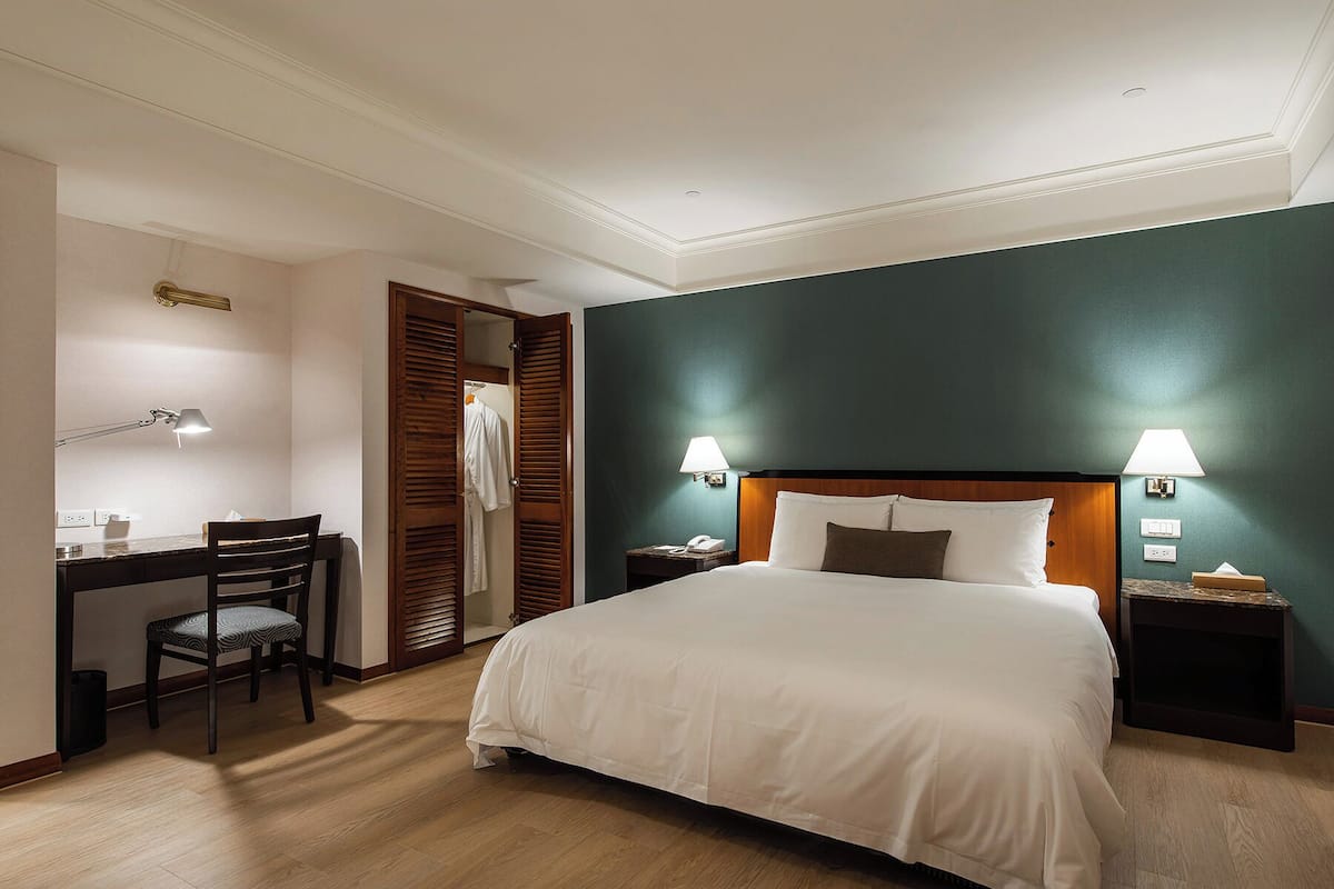 Classic Suite | Down comforters, in-room safe, desk, blackout drapes