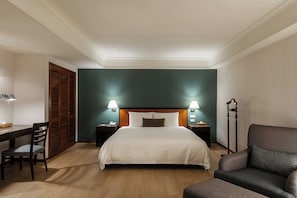Classic Suite | Down comforters, in-room safe, desk, blackout drapes - Hotel National (Taichung)