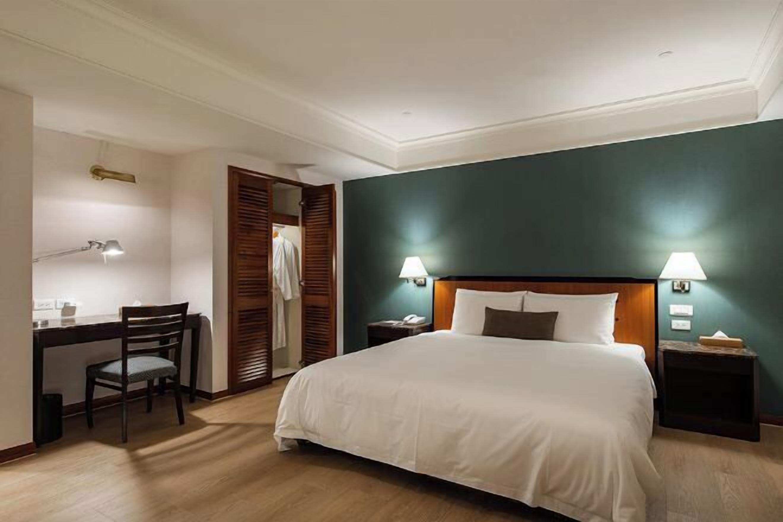 ผ้านวมขนเป็ด, ตู้นิรภัยในห้องพัก, โต๊ะทำงาน, ผ้าม่านกันแสง