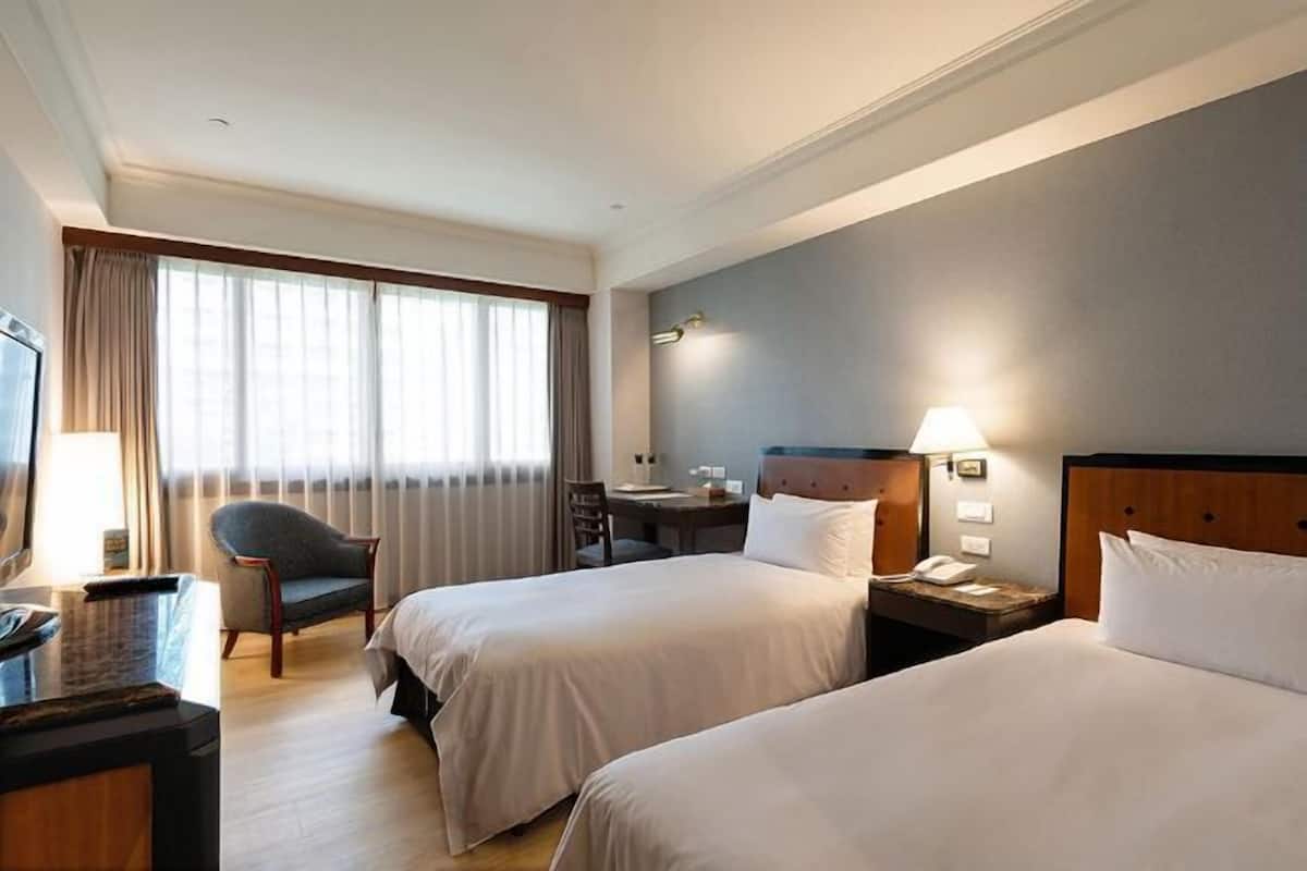 Donsdekens, een kluis op de kamer, een bureau, verduisterende gordijnen