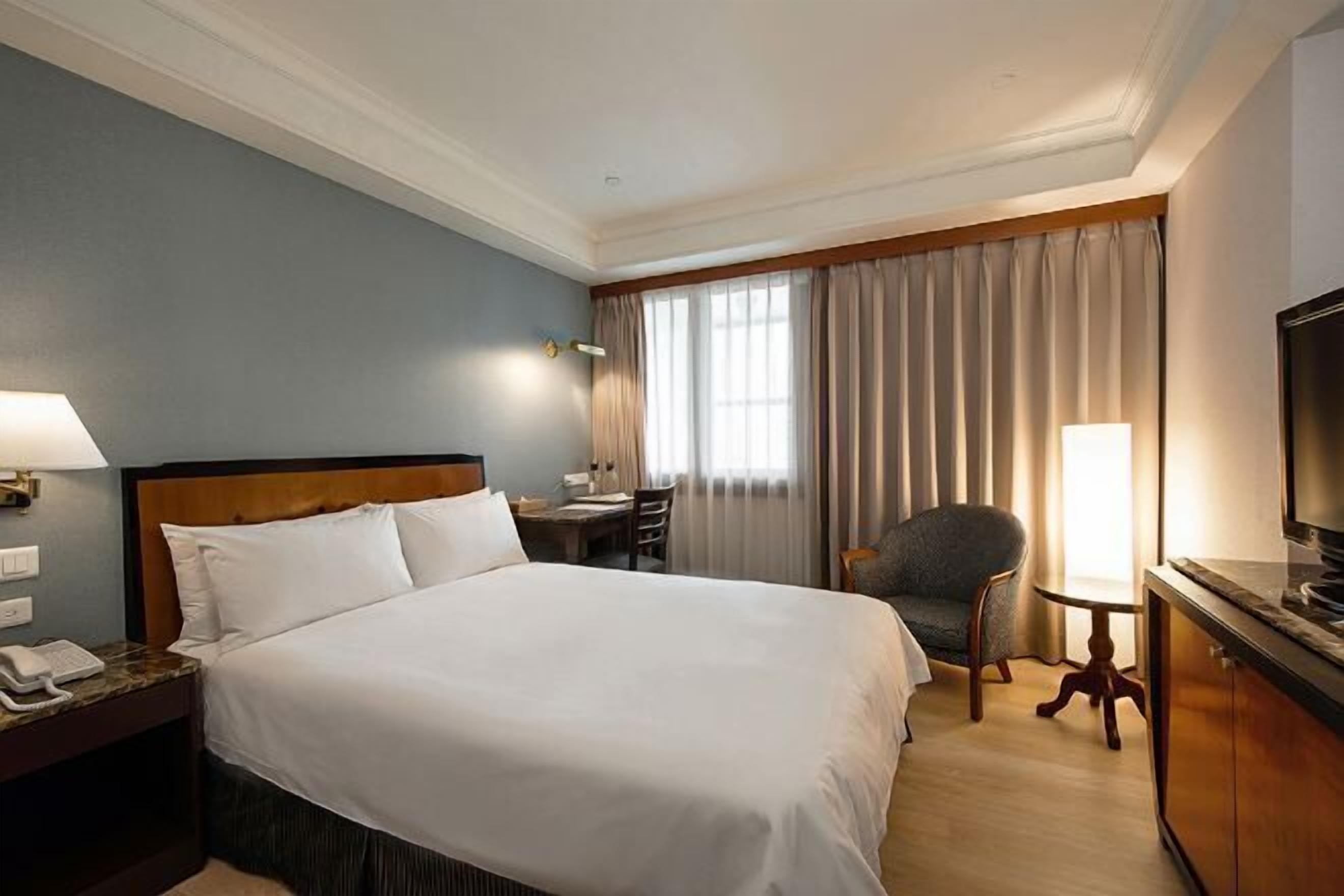 ผ้านวมขนเป็ด, ตู้นิรภัยในห้องพัก, โต๊ะทำงาน, ผ้าม่านกันแสง