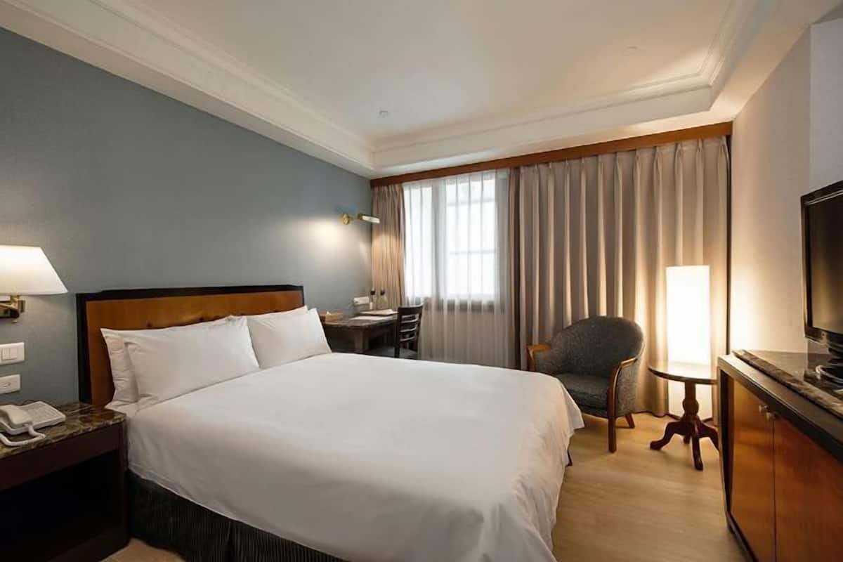 Donsdekens, een kluis op de kamer, een bureau, verduisterende gordijnen