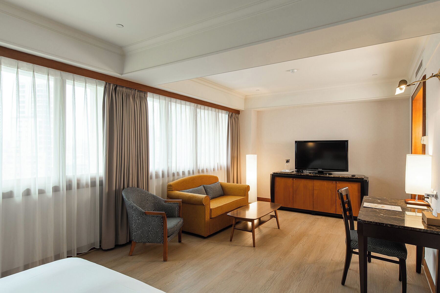 deluxe double room | living area | lcd tv