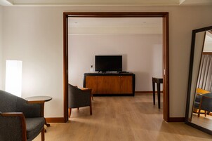 经典四人房 | 起居区 | 液晶电视