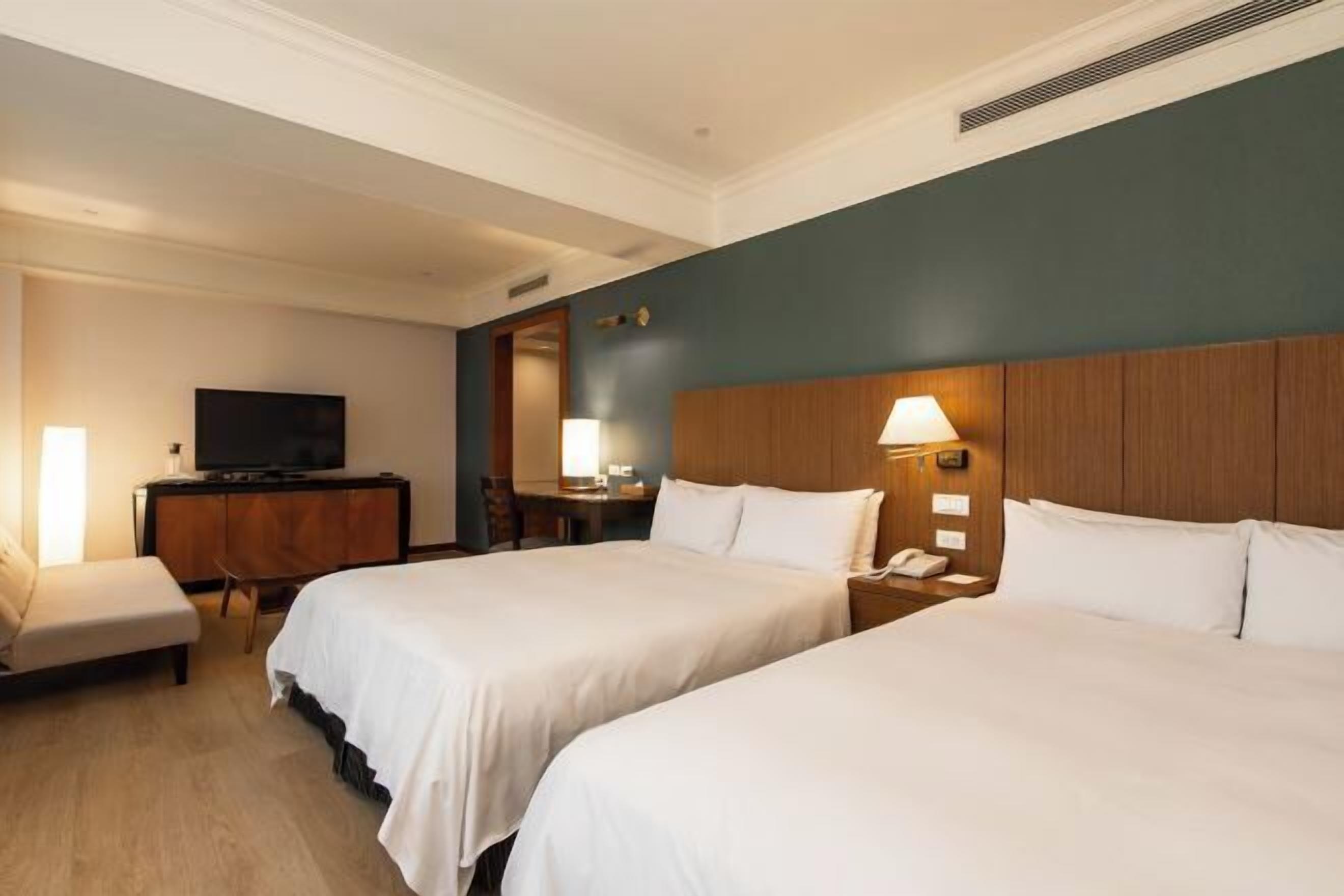 ผ้านวมขนเป็ด, ตู้นิรภัยในห้องพัก, โต๊ะทำงาน, ผ้าม่านกันแสง