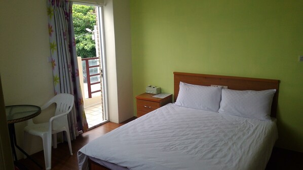 غرفة مزدوجة | مكتب وتجهيزات عازلة للصوت وواي فاي مجانًا وملاءات أسرّة