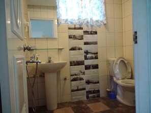 غرفة عائلية - بمنظر للمحيط | حمام | تجهيزات دش، مستلزمات مجانية للعناية الشخصية، مجففات شعر، خف للقدمين