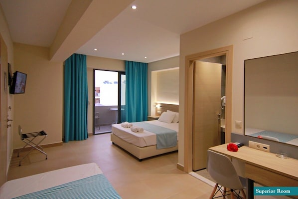 Une chambre d’hôtel équipée d’un lit, d’un bureau, d’une chaise, d’un miroir et d’une télévision.