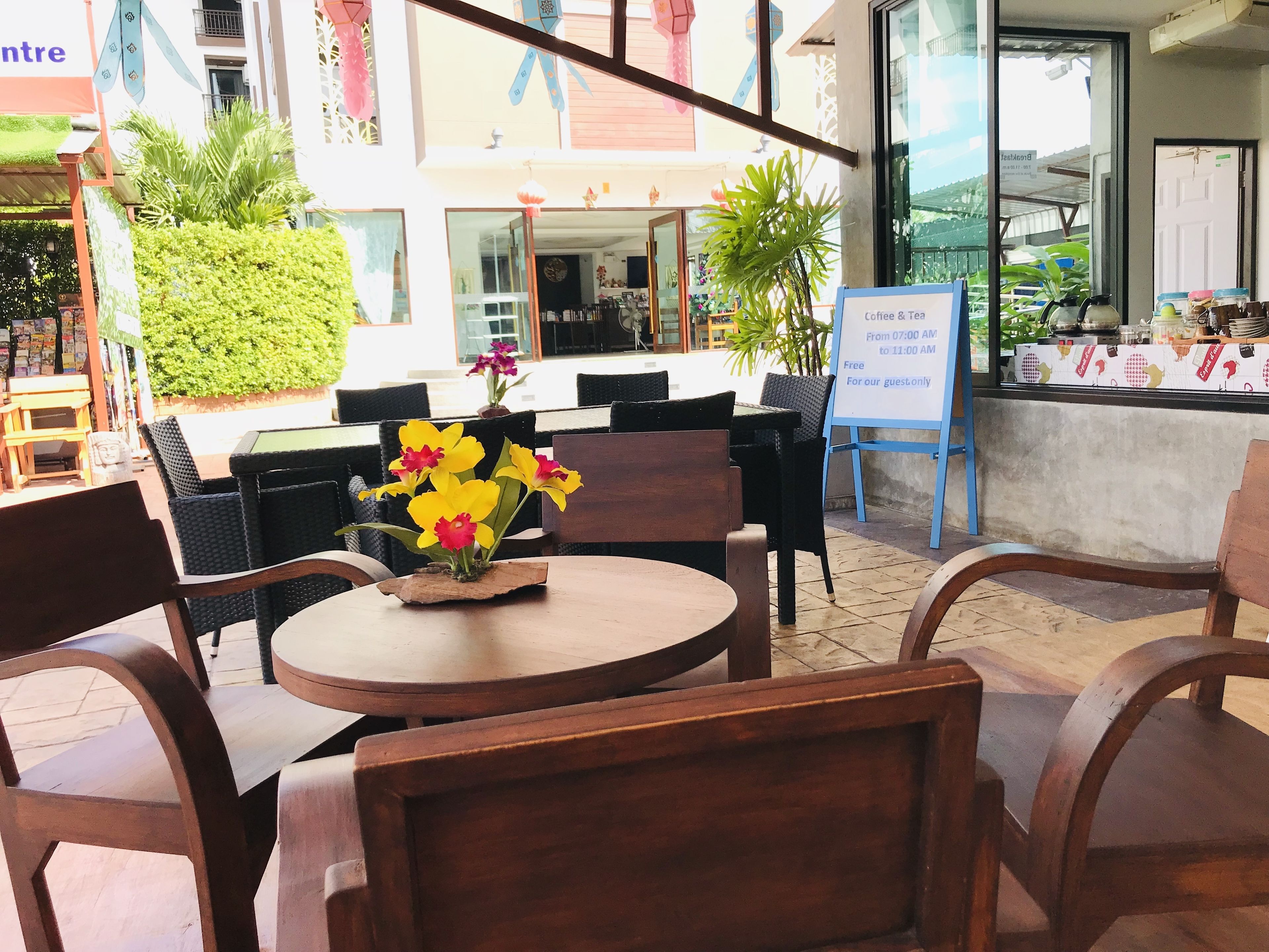 breakfast and lunch served, thai cuisine