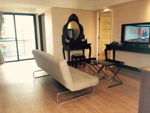 Deluxe Family Suite Connecting Rooms  | Living area | Flat-screen TV