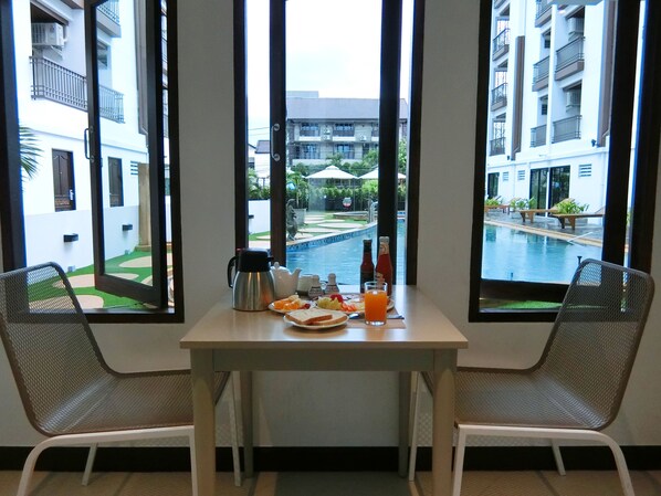 Breakfast and lunch served, Thai cuisine