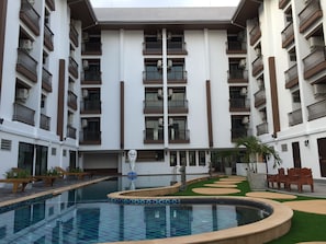 สระว่ายน้ำกลางแจ้ง, เก้าอี้อาบแดดริมสระ