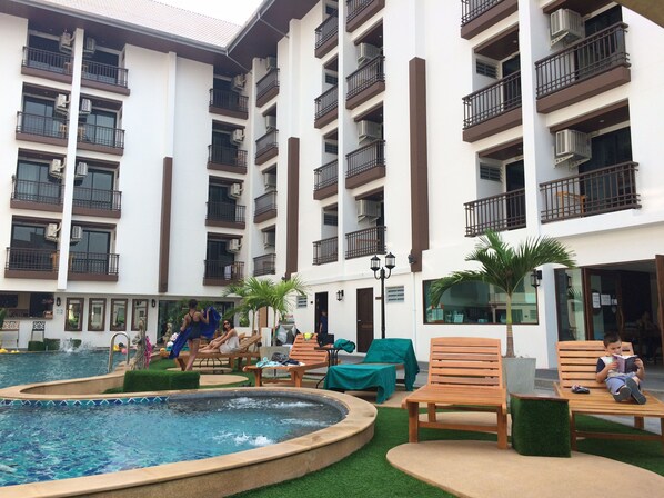 สระว่ายน้ำกลางแจ้ง, เก้าอี้อาบแดดริมสระ