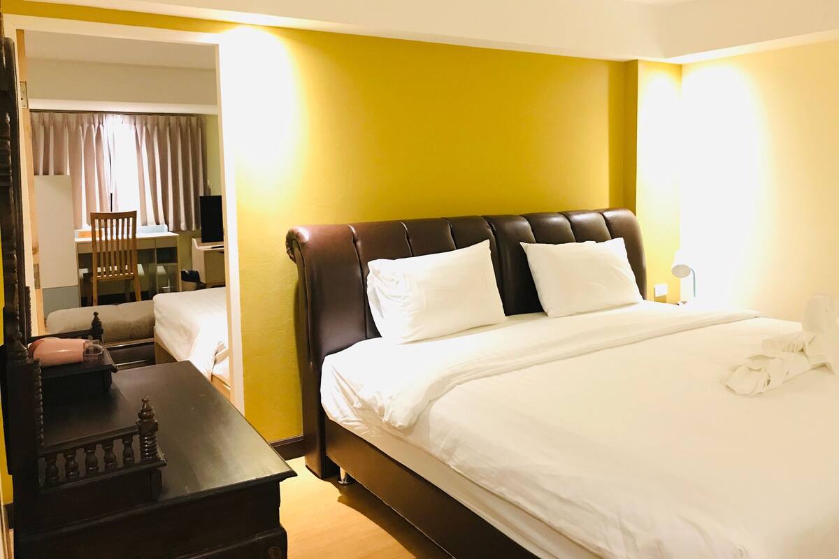 Surmatelas, coffres-forts dans les chambres, bureau, rideaux occultants