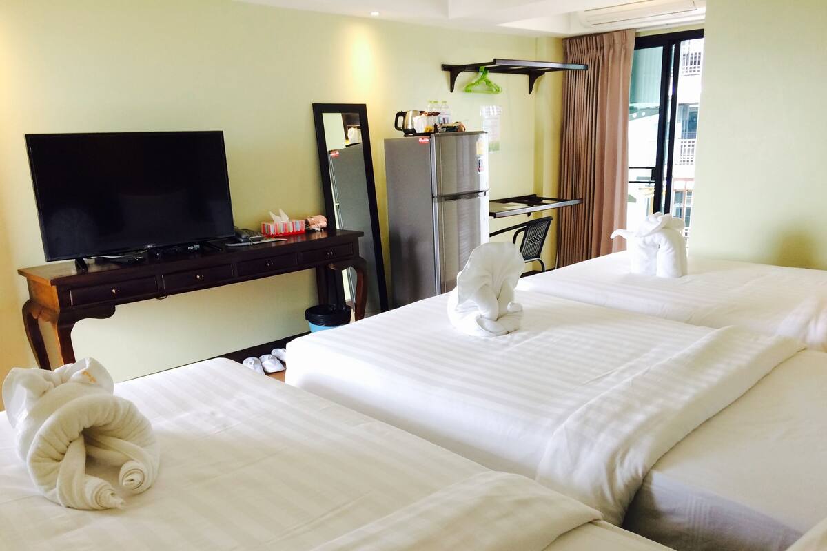 Surmatelas, coffres-forts dans les chambres, bureau, rideaux occultants
