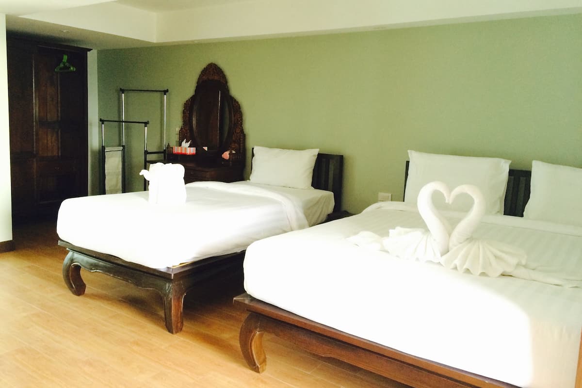Surmatelas, coffres-forts dans les chambres, bureau, rideaux occultants