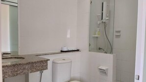 Standard Room | Bathroom | Shower, free toiletries, towels - Natnalin Hotel (Chiang Rai)