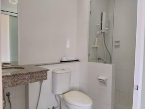 Ducha, artículos de tocador gratuitos, toallas