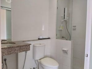 Standard Room | Bathroom | Shower, free toiletries, towels