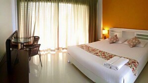 Desk, WiFi (free) - Natnalin Hotel (Chiang Rai)