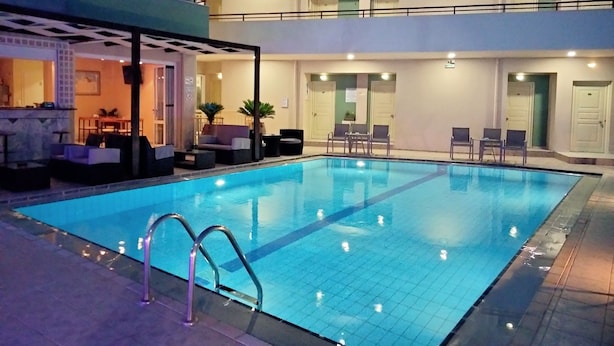 A swimming pool with lounge chairs and a bar area. - Zannis Hotel (Rethymno)