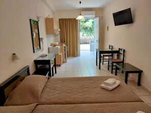 Estudio económico, 2 camas individuales, terraza | Caja fuerte, sistema de insonorización, wifi gratis y ropa de cama