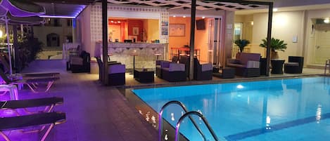 Piscine extérieure en saison