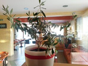 Lobby sitting area - Zannis Hotel (Rethymno)