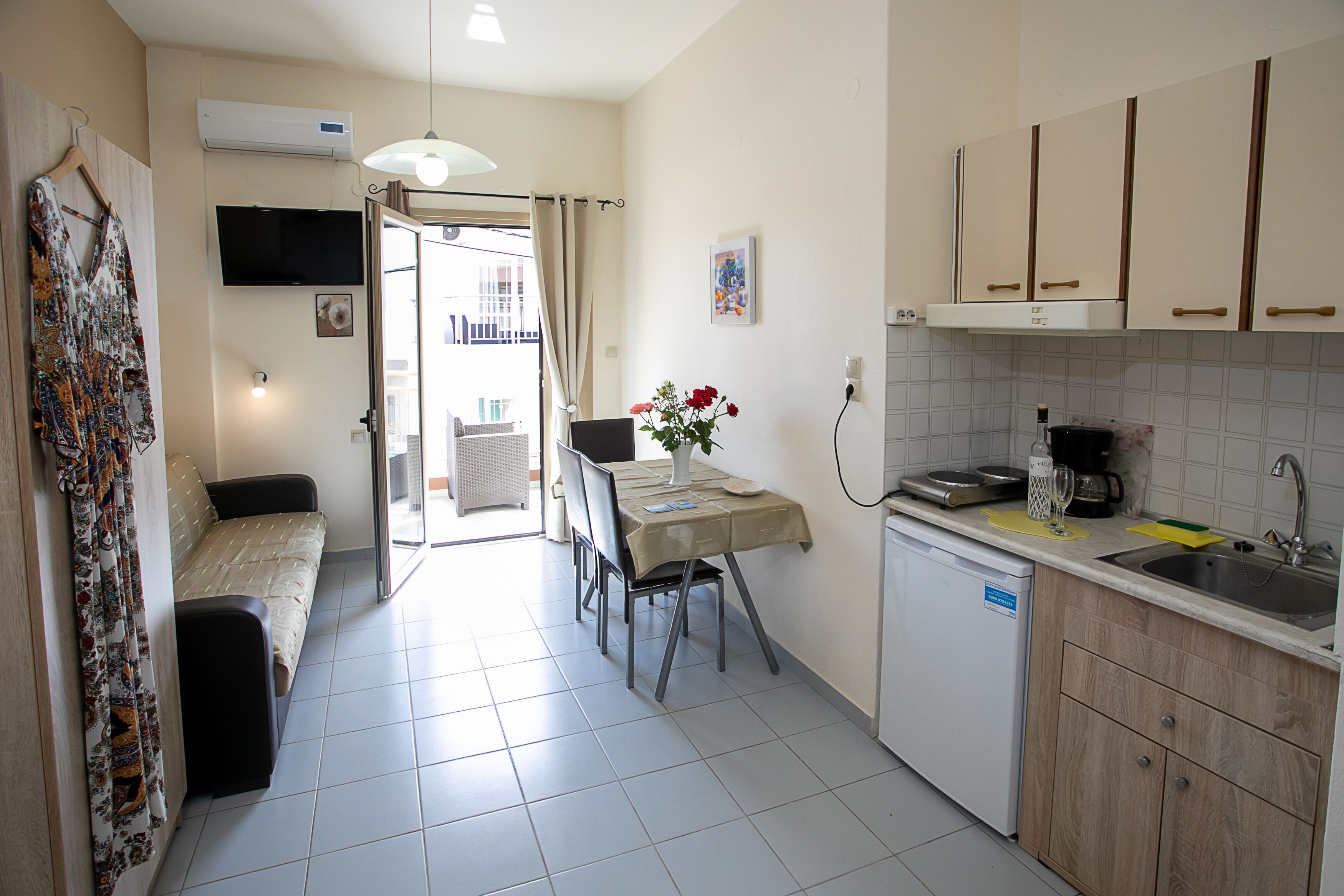 Superior-Dreibettzimmer | Wohnbereich | LED-Fernseher