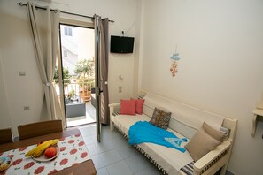 标准三人房 | 高档床上用品、特色家居、办公桌、笔记本电脑工作区