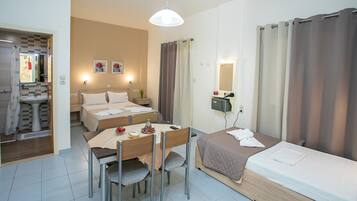 Quarto triplo standard, 1 quarto, cozinha, no piso térreo | Roupas de cama premium, individualmente mobiliados, escrivaninha