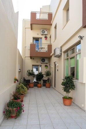 Standard Triple Room | Living area | LED TV - Rania Studios (Hersonissos)